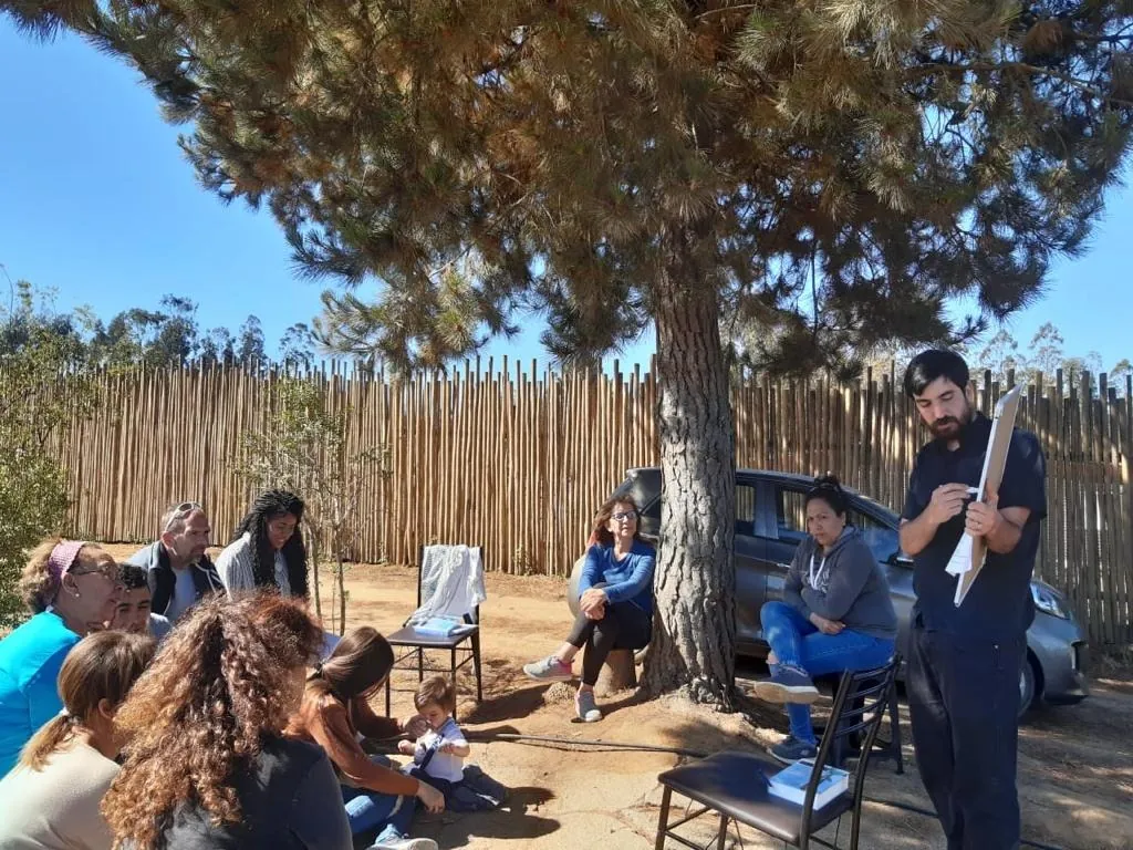 Estudio bíblico al aire libre en una misión de la ILC Chile